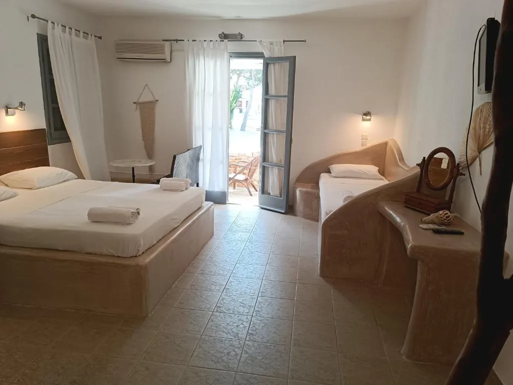 Triple room with one double bed and one single bed and baclony