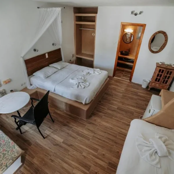 Triple room with one double bed and one single bed